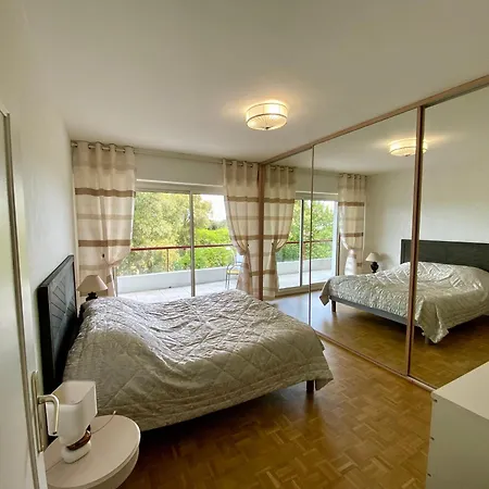 West Pretty One Bedroom アパート
