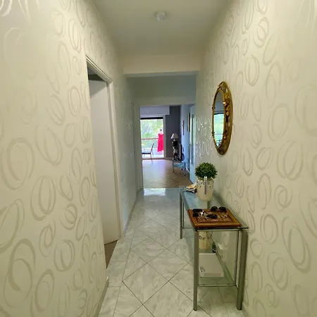 West Pretty One Bedroom דירה *