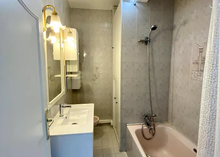 West Pretty One Bedroom Lägenhet Nice